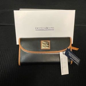 Dooney & Bourke Wexford Continental Clutch Black.